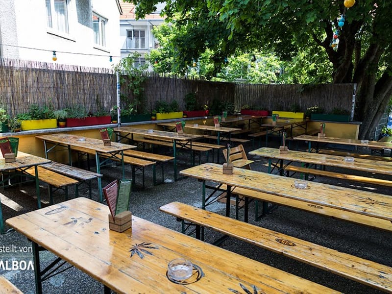 Hanfrestaurant Hemperium | Schöner Biergarten, Veranstaltungen, Tischkicker
